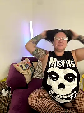 Snapshot of Thegr33ngypsy chatting on 10-29-25, 03:14 Thegr33ngypsy online show from 10-29-25, 03:14