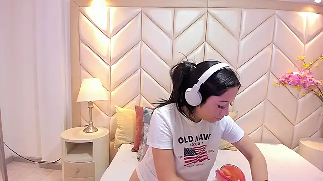 Snapshot of BarbieMonet chatting on 10-23-25, 11:53 BarbieMonet online show from 10-23-25, 11:53