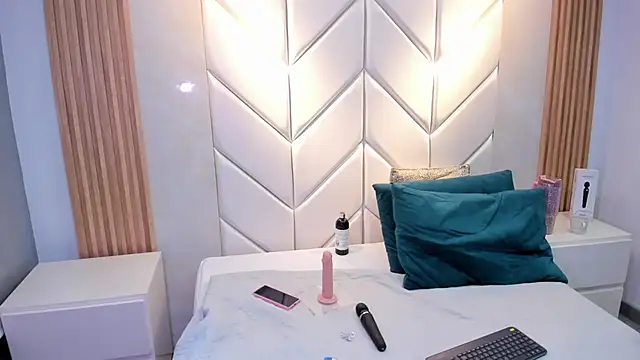 Snapshot of BarbieMonet chatting on 10-28-25, 12:36 BarbieMonet online show from 10-28-25, 12:36