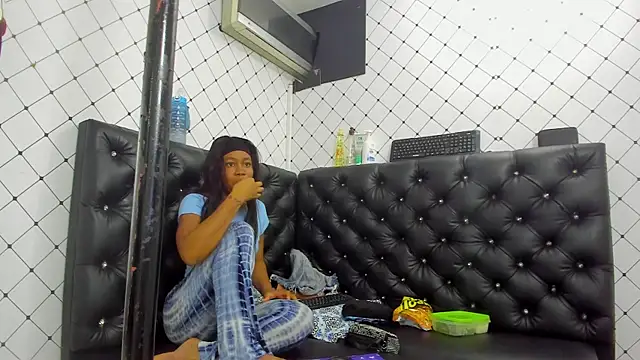 EMMA SANTANA online show from 11-18-25, 07:40