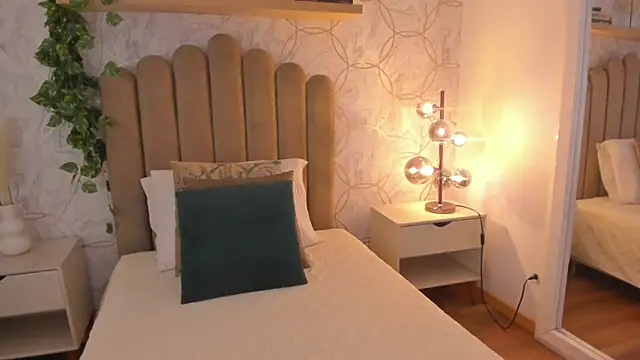 Zafiro22  online show from 12-23-25, 03:37