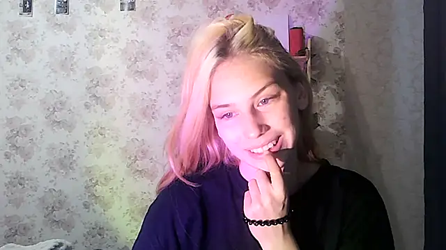 Snapshot of ClaireLaSweet chatting on 09-20-25, 10:33 ClaireLaSweet online show from 09-20-25, 10:33