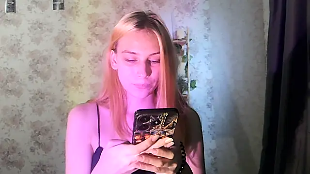 Snapshot of ClaireLaSweet chatting on 10-04-25, 03:48 ClaireLaSweet online show from 10-04-25, 03:48