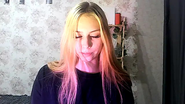 Snapshot of ClaireLaSweet chatting on 10-20-25, 10:27 ClaireLaSweet online show from 10-20-25, 10:27