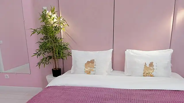 NoraHaynes online show from 10-12-25, 03:05