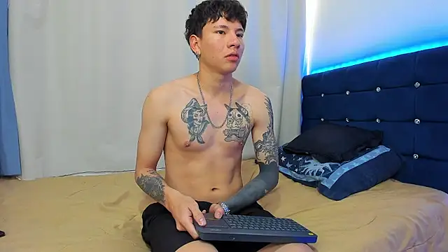 Snapshot of Tatiiana_n_Damiian chatting on 10-20-25, 09:48 Tatiiana n Damiian online show from 10-20-25, 09:48