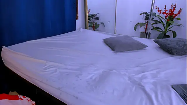 nahomy ryans online show from 12-15-25, 04:11