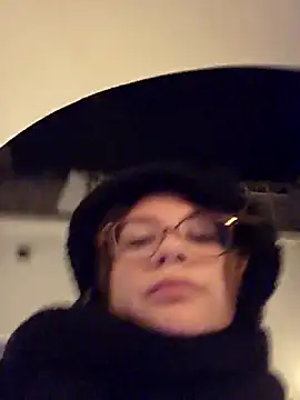 Snapshot of MaeNoir chatting on 10-13-25, 09:04 MaeNoir online show from 10-13-25, 09:04