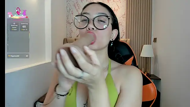 Yuna  Min online show from 09-23-25, 12:08