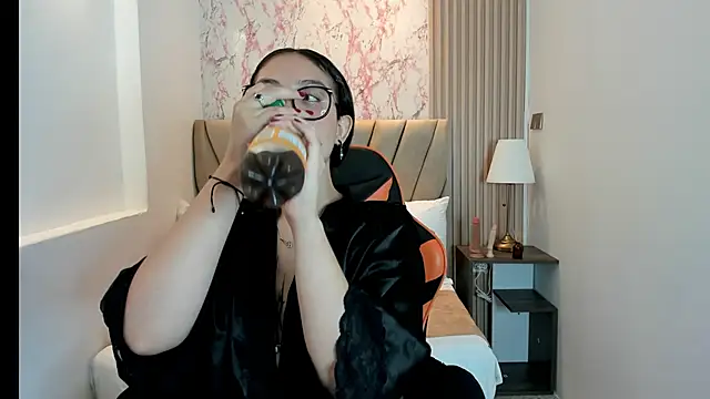 Yuna  Min online show from 09-25-25, 06:11