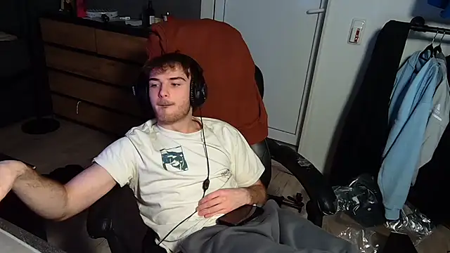 Snapshot of Rudi2007Eye chatting on 02-15-26, 08:27 Rudi2007Eye online show from 02-15-26, 08:27