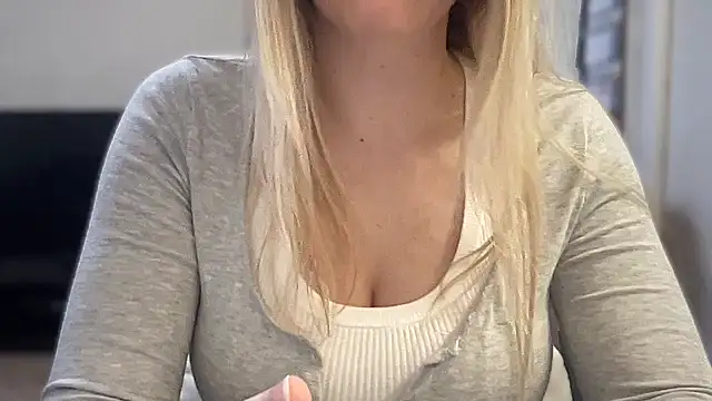 Snapshot of KristinaCake chatting on 11-15-25, 12:02 KristinaCake online show from 11-15-25, 12:02