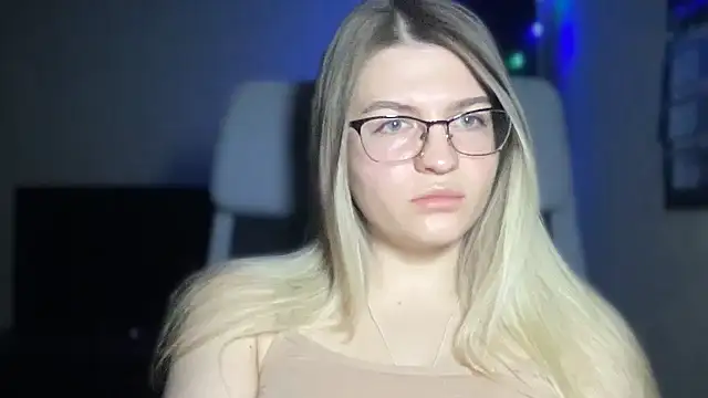 Snapshot of KristinaCake chatting on 11-23-25, 03:01 KristinaCake online show from 11-23-25, 03:01