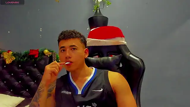 Snapshot of Draven_Marceaux chatting on 12-18-25, 11:33 Draven Marceaux online show from 12-18-25, 11:33