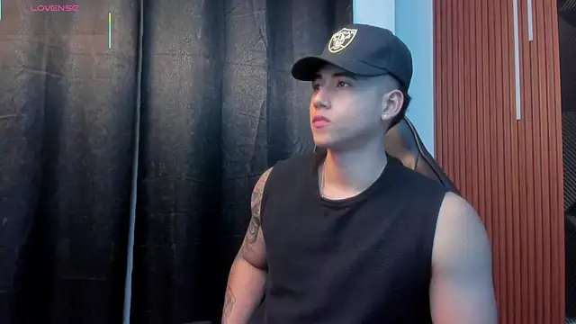 Snapshot of Draven_Marceaux chatting on 12-19-25, 11:39 Draven Marceaux online show from 12-19-25, 11:39