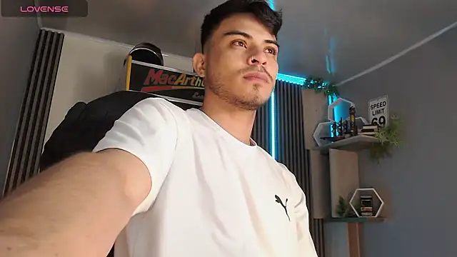 Snapshot of Bastian_MCcormick chatting on 10-08-25, 12:03 Bastian MCcormick online show from 10-08-25, 12:03