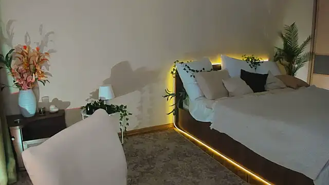 Snapshot of YourLovellyStory chatting on 10-22-25, 09:20 YourLovellyStory online show from 10-22-25, 09:20