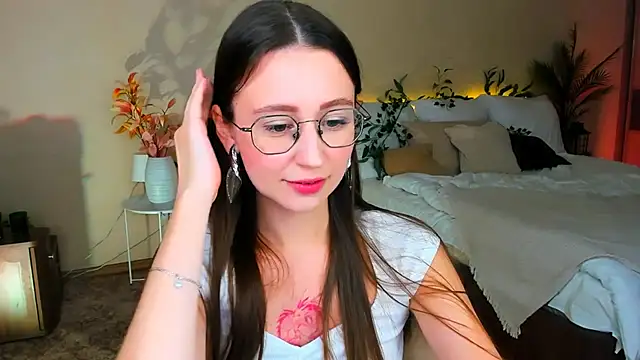 Snapshot of YourLovellyStory chatting on 11-18-25, 05:39 YourLovellyStory online show from 11-18-25, 05:39