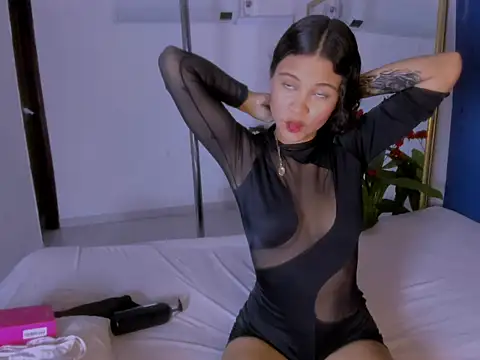 bamby kitty online show from 11-17-25, 04:51