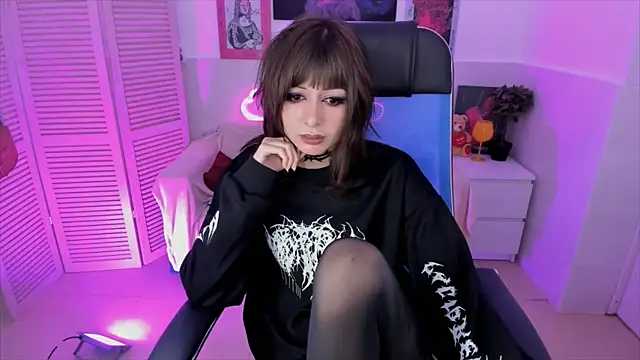 Snapshot of CrystallBloom chatting on 11-05-25, 04:07 CrystallBloom online show from 11-05-25, 04:07