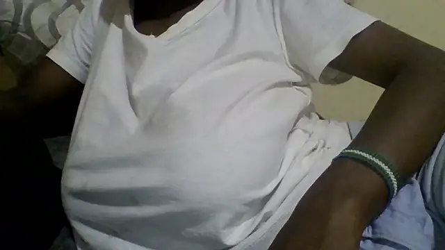 Snapshot of sexyonettt chatting on 09-27-25, 02:22 sexyonettt online show from 09-27-25, 02:22