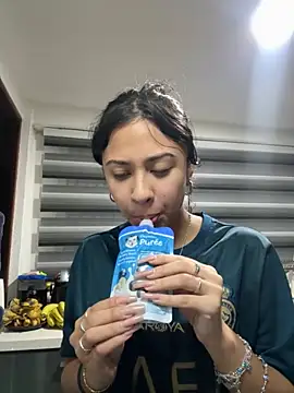 Snapshot of lynn9000 chatting on 11-19-25, 04:56 lynn9000 online show from 11-19-25, 04:56