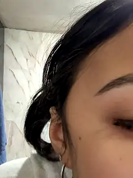 Snapshot of lynn9000 chatting on 11-22-25, 01:04 lynn9000 online show from 11-22-25, 01:04