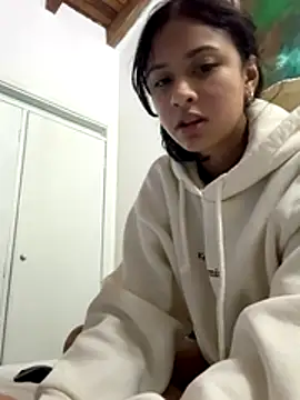 Snapshot of lynn9000 chatting on 11-27-25, 04:03 lynn9000 online show from 11-27-25, 04:03