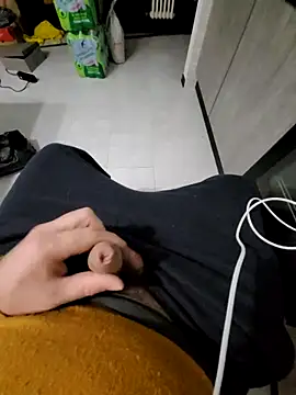 Snapshot of giova17cm chatting on 11-19-25, 11:05 giova17cm online show from 11-19-25, 11:05