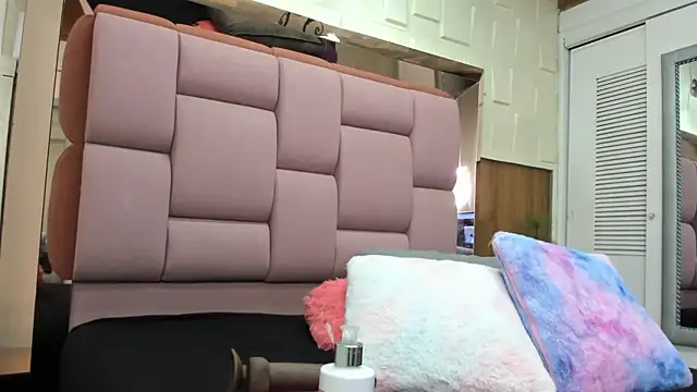 valeriahenao1 online show from 11-11-25, 07:14