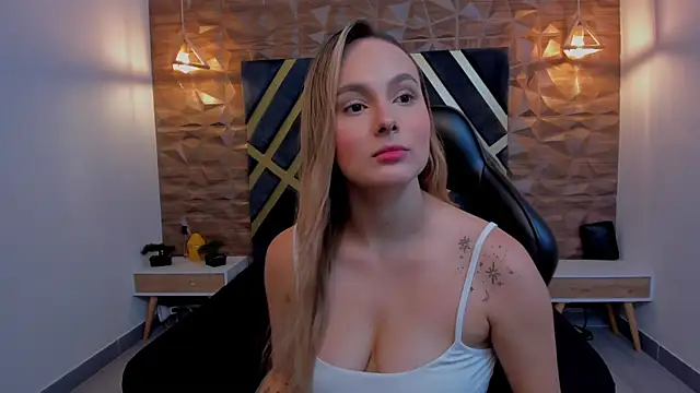 Emmaa white  online show from 10-31-25, 05:14