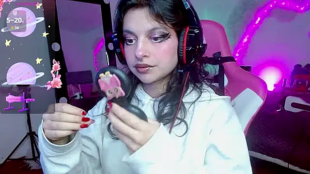 larah uwu online show from 10-14-25, 07:47