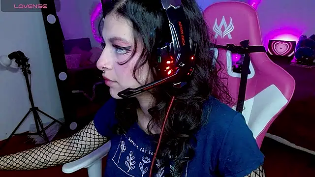 larah uwu online show from 10-19-25, 07:25