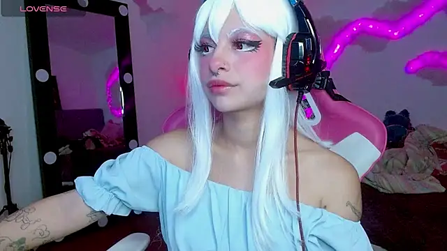 larah uwu online show from 10-24-25, 06:59