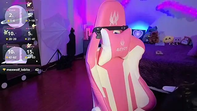 larah uwu online show from 11-24-25, 07:46