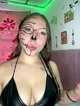 Snapshot of Tiara_19 chatting on 10-28-25, 04:09 Tiara 19 online show from 10-28-25, 04:09