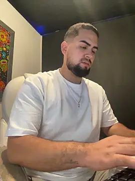 Snapshot of Yuber3 chatting on 10-25-25, 02:56 Yuber3 online show from 10-25-25, 02:56