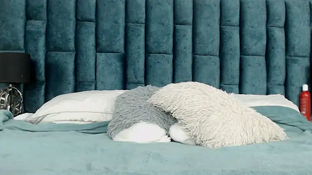 Emma Foxi online show from 11-18-25, 08:46