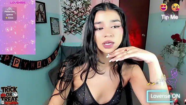 Elsa Pataky online show from 10-31-25, 02:18