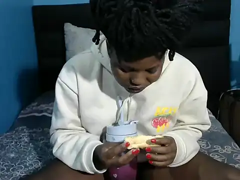 Snapshot of SweetHoney21_ chatting on 02-17-26, 12:01 SweetHoney21 online show from 02-17-26, 12:01