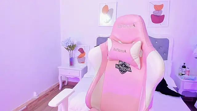 Snapshot of Shaleena_ chatting on 10-25-25, 08:25 Shaleena online show from 10-25-25, 08:25