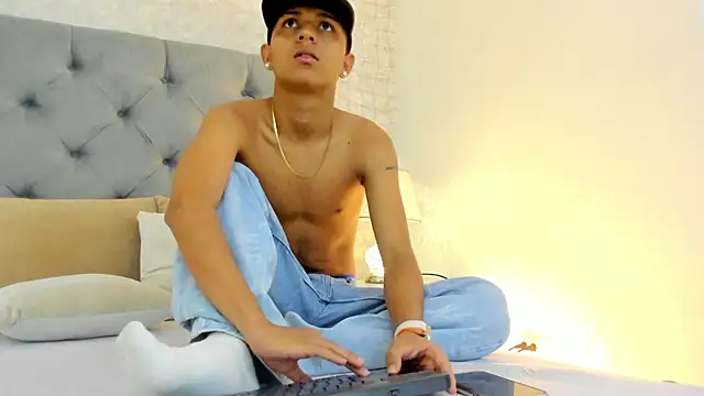 Snapshot of Lucien_Gray_ chatting on 12-02-25, 03:40 Lucien Gray online show from 12-02-25, 03:40