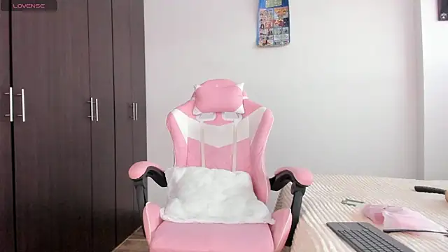 Snapshot of kendal_hot01 chatting on 02-16-26, 06:04 kendal hot01 online show from 02-16-26, 06:04