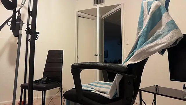 Snapshot of Piercedmuscle80 chatting on 02-06-26, 02:05 Piercedmuscle80 online show from 02-06-26, 02:05