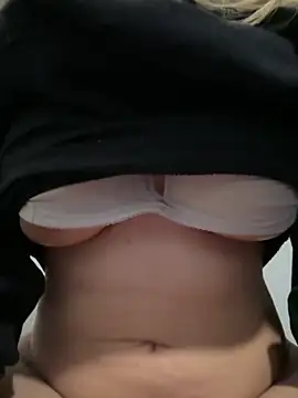 Snapshot of HottieBobi chatting on 09-19-25, 04:51 HottieBobi online show from 09-19-25, 04:51