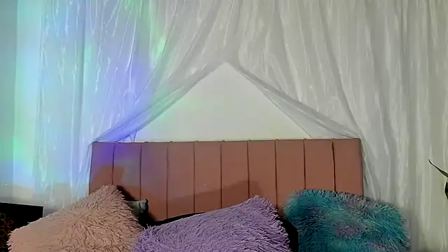 Snapshot of Tania_xw chatting on 11-19-25, 03:06 Tania xw online show from 11-19-25, 03:06