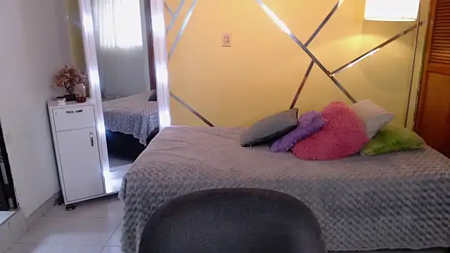 Snapshot of shirleyrojas chatting on 10-17-25, 08:00 shirleyrojas online show from 10-17-25, 08:00