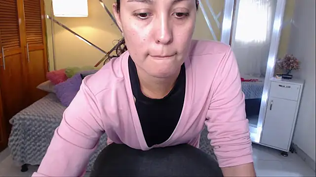 Snapshot of shirleyrojas chatting on 10-18-25, 07:47 shirleyrojas online show from 10-18-25, 07:47