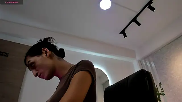 Snapshot of lily_cash1 chatting on 02-10-26, 01:04 lily cash1 online show from 02-10-26, 01:04