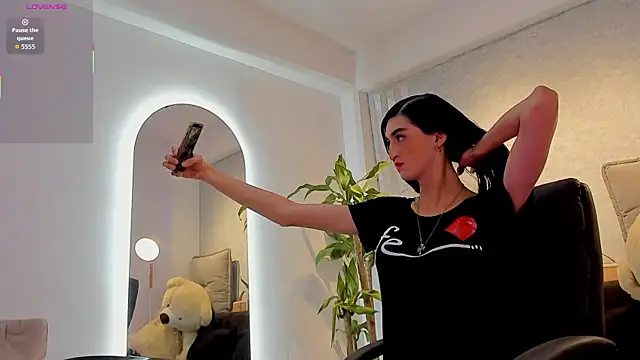 Snapshot of lily_cash1 chatting on 02-25-26, 02:37 lily cash1 online show from 02-25-26, 02:37